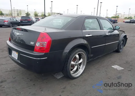 2010 Chrysler 300 Touring/Signature Series/Executive Series z USA, uszkodzony, nr VIN 2C3CA5CV1AH211238
